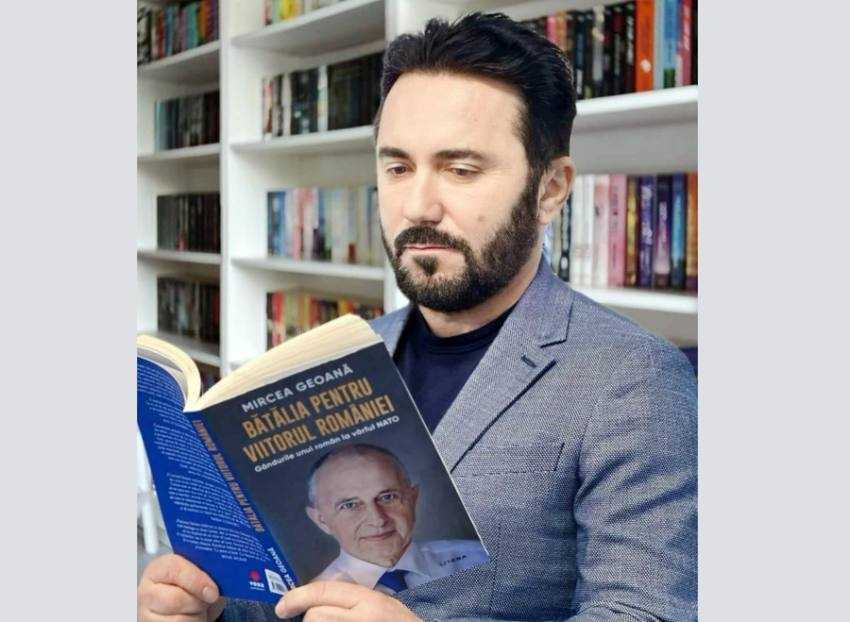 gherzan cu cartealui mircea geoana Sursă foto: ediția tiparita