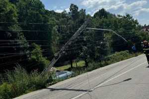 0f952828 eb4d 4648 96b0 d7c50f8589a1 - Accident grav la Rucăr! A intrat cu mașina într-un stâlp de electricitate