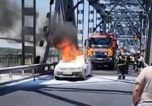 8c7d2d73 3fd2 4aff 9aaa f20c2f783f06 - Un autoturism a luat foc pe Podul Prieteniei Giurgiu – Ruse