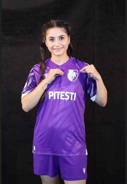 Ea e Cristiana - fetița de 9,95 crescută în centru de plasament! 1 Cristiana fetita eleva Pitești