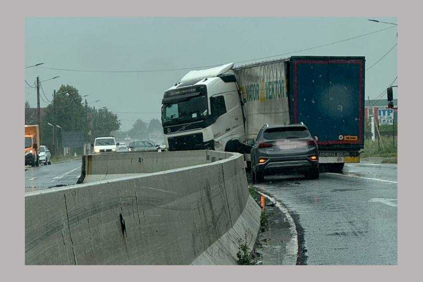 Trafic îngreunat în zona Purcăreni! Un Logan și un TIR au ieșit în decor 2 accident arges tir