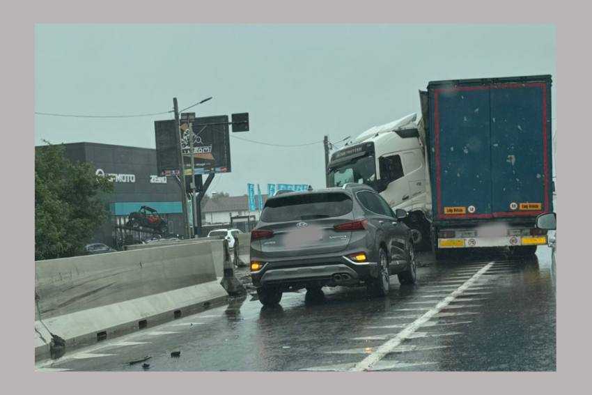 Trafic îngreunat în zona Purcăreni! Un Logan și un TIR au ieșit în decor 1 accident arges tir