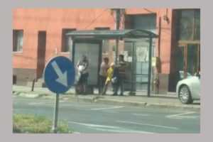 (Video) Hoți de buzunare prinși de polițiști cănd încercau să fure de la o femeie de 87 de ani 11 hoti de buzunare prinsi
