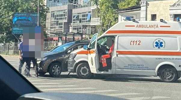 Două accidente în Pitești! Ambulanță implicată 2 3acb1cb8 0a0e 40f7 aac7 719fe3d366dc - Două accidente în Pitești! Ambulanță implicată