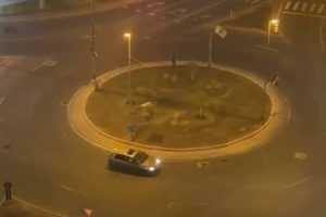 (Video) Șoferul inconștient care făcea drifturi într-un giratoriu din Pitești a fost identificat de polițiști 1 drifturi giratoriu pitesti