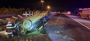 WhatsApp Image 2024 07 12 at 23.10.35 - Autoturism răsturnat pe A1! Un echipaj SMURD evaluează o victimă
