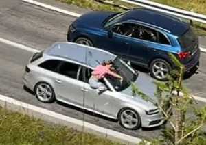 Inconștiență maximă pe Transfăgărășan! Tânără surprinsă stând pe geamul mașinii 25 3edf535c 5a3b 4341 9306 ca7711ff1c4d - Inconștiență maximă pe Transfăgărășan! Tânără surprinsă stând pe geamul mașinii