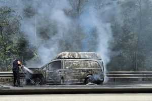 4ee6cebb a629 4f0d b2ae 063c9fb02118 1 - Dubă distrusă de flăcări pe Autostrada A1 București-Pitești