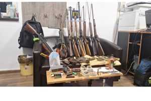 Zeci de arme și muniții au fost ridicate de polițiști din casa unui bătrân de 70 de ani 2 1721219374big 1 2 - Zeci de arme și muniții au fost ridicate de polițiști din casa unui bătrân de 70 de ani