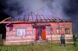 8870fa13 92b2 4d3d 9612 bb79f6ed441d - Incendiu puternic într-o gospodărie din Băiculești! Acoperișul unei case și o anexă au fost cuprinse de flăcări