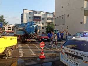 La Mioveni. Avarie la conducta de apă din zona Pieței Dacia 13 Sursă foto: Facebook Primăria Orașului. Mioveni.