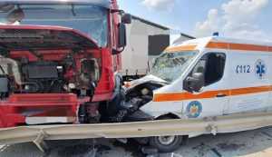 e6dfc2a4 e0b1 4a7c b22d 08df7dc680a7 - Accident grav pe Autostrada A1! Ambulanță lovită de TIR