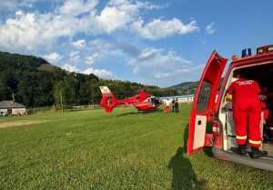 Fetiță de 3 ani, dusă cu elicopterul SMURD la spital! A căzut de la o înălțime de trei metri 1 elicopter smurd isu alba - Fetiță de 3 ani, dusă cu elicopterul SMURD la spital! A căzut de la o înălțime de trei metri