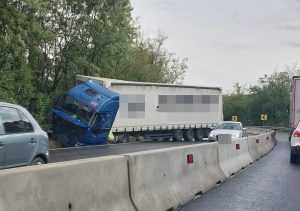 88e15e9b a258 4857 9cf2 80228130d693 - TIR ieșit în decor la Cerbu! Trafic îngreunat