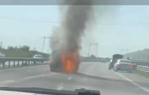 Incendiu pe A1 București-Pitești! O mașină a luat foc 1 321fb2c1 6df3 4f32 a592 593accabd0ac - Incendiu pe A1 București-Pitești! O mașină a luat foc