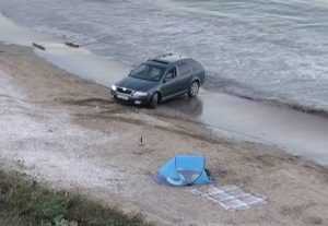 captura de ecran 2024 07 28 165219 - A intrat cu mașina pe plajă și a rămas împotmolit în nisip: ”Jupân de jupân! Dă-i, tată, dă-i!”