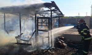 f7c8f30b c155 43a5 b1af 563e868d41c5 - Atenție la fumat! O anexă gospodărească s-a făcut scrum în Pitești