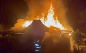 (VIDEO) Incendiu în Suseni! O casă a luat foc de la un aragaz nesupravegheat 1 6a8c2125 4641 4d9f 9e32 0cdcfc6c4845 - (VIDEO) Incendiu în Suseni! O casă a luat foc de la un aragaz nesupravegheat