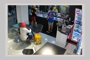 Untitled Project 2 1 - (Video) Angajat israelian amenințat cu pistolul într-un local din capitală