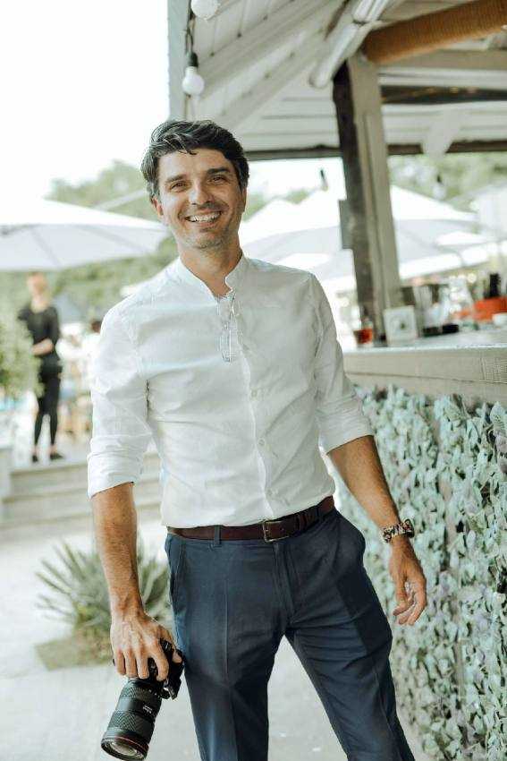 vlad barbu - Burlacul Vlad Barbu, însurat pe Facebook, de prieteni