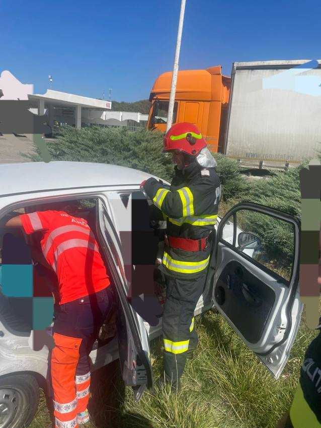 Impact între două vehicule la Mioveni! Două victime transportate la spital! 1 accident masina Mioveni