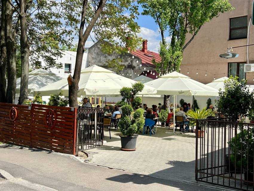 Petrece ultimele zile de vară la terasă, în inima Piteștiului, la Casa Argeșeană! 1 Casa Argeșeană