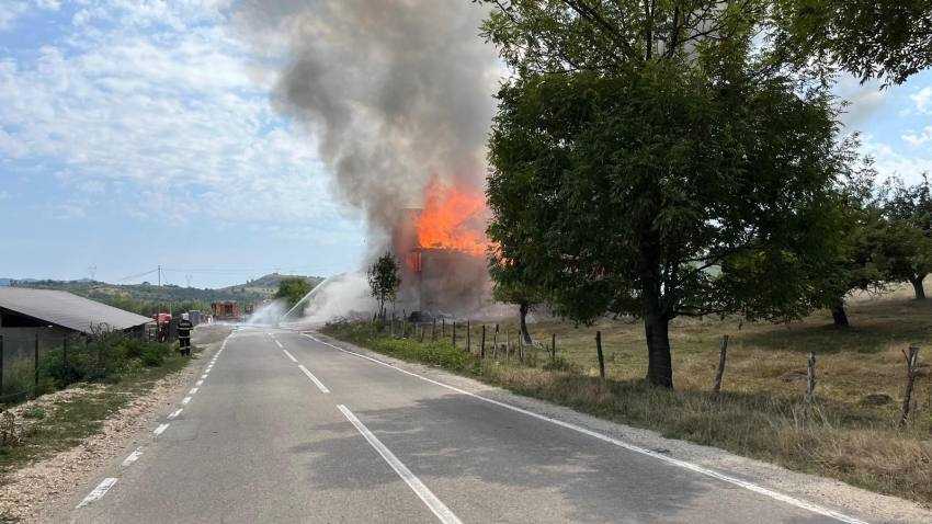 ARGEȘ. Arde pensiunea și restaurantul „La Lițoi” de la Valea Mare Pravăț! 1 incendiu casa arges