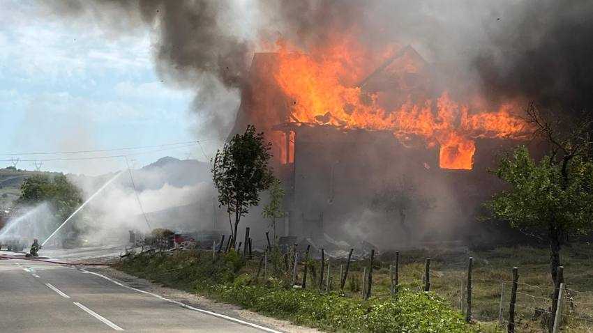 ARGEȘ. Arde pensiunea și restaurantul „La Lițoi” de la Valea Mare Pravăț! 2 incendiu casa arges
