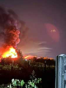 d7fb80da f048 4598 ba4c eb4e52e6d759 - Incendiu puternic în Afumați. Arde un depozit de electrocasnice