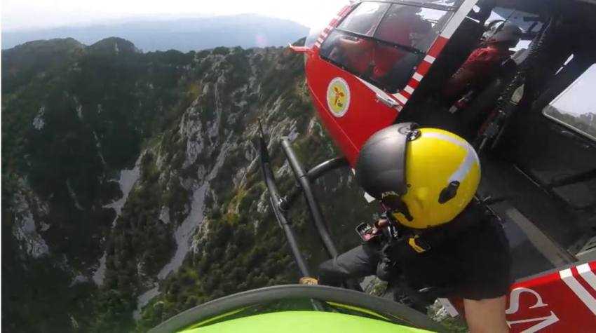 (Video) Turista rănită în Munții Piatra Craiului extrasă de salvamontiștii argeșeni 1 turista salvamont arges