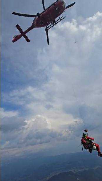 (Video) Turista rănită în Munții Piatra Craiului extrasă de salvamontiștii argeșeni 2 turista salvamont arges