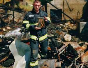 2b51aebe 5c6d 4d83 9906 970d5aca443d - Icoană a Maicii Domnului, găsită aproape intactă într-o casă distrusă de un incendiu