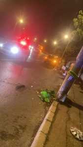 ab05e350 a9c5 4acd 8eb1 12a7f57dd5aa - Pitești. A intrat cu mașina în stâlp și a plecat de la locul accidentului