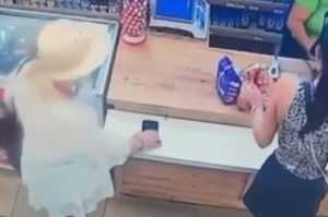 Hoață la 84 de ani: A furat un telefon dintr-un magazin 1 PTc4MCZoPTQ0MCZoYXNoPTdlZjM4N2NhODIxODlkNzg2YzJmMjE4OGU3NzgwNmU2.thumb - Hoață la 84 de ani: A furat un telefon dintr-un magazin
