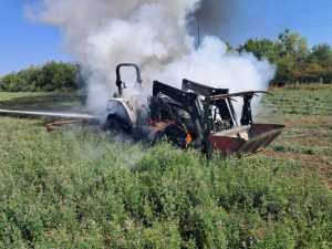 Intervenție a pompierilor la Merișani! A ars un tractor! 23 incendiu tractor arges