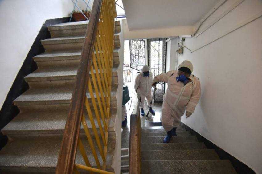 dezinsectie scara bloc Sursă foto: FB Primăria Orașului Mioveni.
