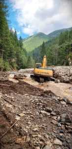 456516448 932068558950437 599077374777514781 n - Autoritățile au început lucrările pentru repararea drumul forestier Valea Rea