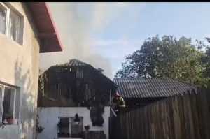 Dintr-o joacă se putea ajunge la o tragedie! Incendiu puternic în comuna Schitu Golești 1 ab6c0209 26e1 43a9 934a a6a181090f46 - Dintr-o joacă se putea ajunge la o tragedie! Incendiu puternic în comuna Schitu Golești