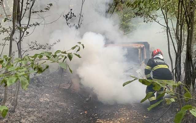 Autoturism cuprins de flăcări în comuna Hârtiești: Intervenție de urgență a pompierilor