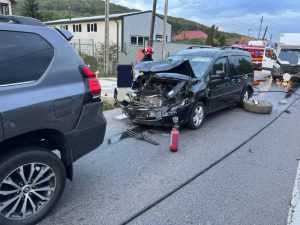 Accident între două autoturisme și o autoutilitară în comuna Bascov! Trei persoane transportate la spital! 22 accident Bascov