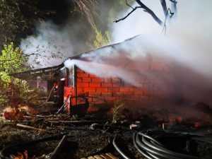 A ars o hală de pe strada Târgu din Vale din Pitești! 1 incendiu hală Pitești