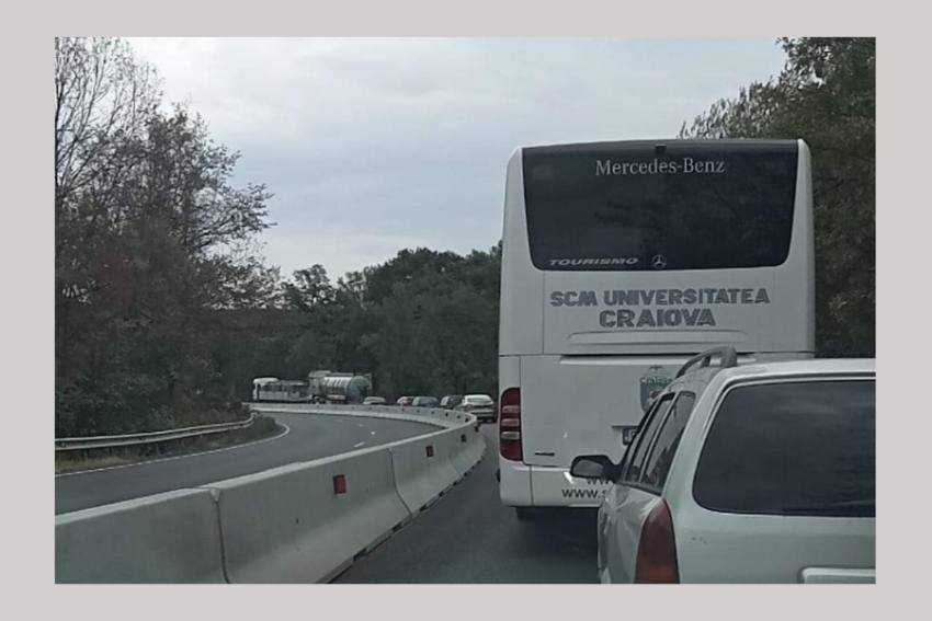 Autocamion răsturnat în Argeș! Femeie transportată la spital! 3 trafic DN 65