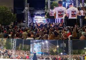 Continuăm lupta pentru Andi! S-au strâns 10.000 de euro la concertul umanitar ce a umplut Piața Primăriei Pitești! 21 Sursăî foto și video: Primăria Municipăiului Pitești.