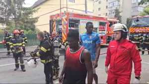 (Video) Incendiu izbucnit în urma unei explozii la un imobil din Piteșt! Un fotbalist camerunez transportat la spital! 1 incendiu Pitești Vaseile Lupu