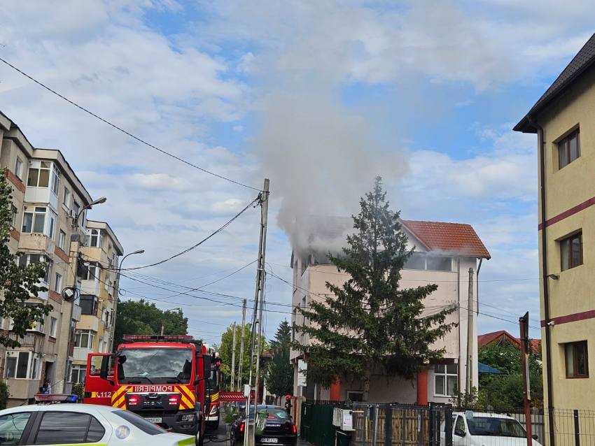 (Video) Incendiu izbucnit în urma unei explozii la un imobil din Piteșt! Un fotbalist camerunez transportat la spital! 1 WhatsApp Image 2024 09 01 at 15.33.53 - (Video) Incendiu izbucnit în urma unei explozii la un imobil din Piteșt! Un fotbalist camerunez transportat la spital!