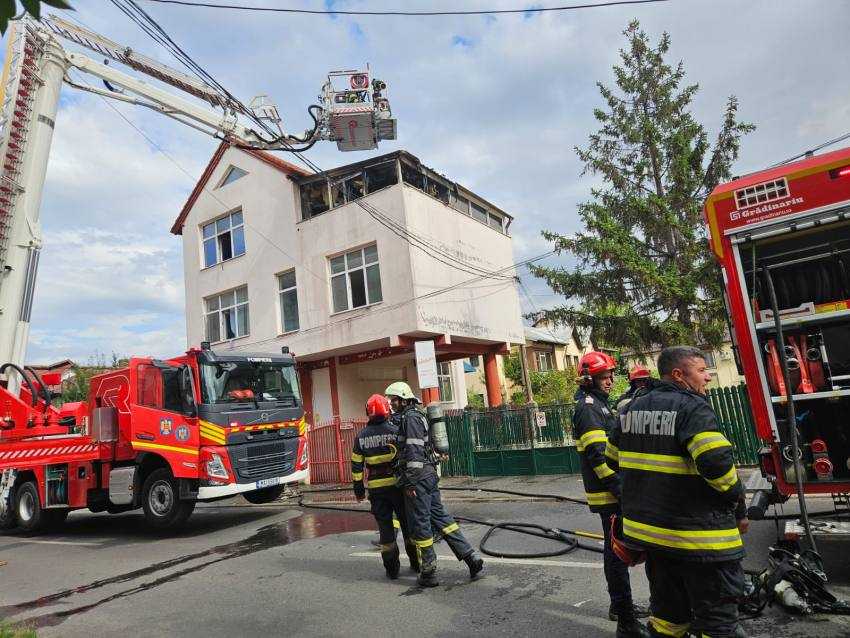 (Video) Incendiu izbucnit în urma unei explozii la un imobil din Piteșt! Un fotbalist camerunez transportat la spital! 2 incendiu Pitești Vaseile Lupu