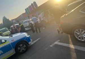 5c0b0a55 b4b2 49ac 9c24 48f7cefebb00 - Accident în parcarea de la Auchan