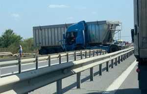 Accident pe Autostrada A1 București-Pitești! Tir intrat în parapet 28 4ff3c538 79a1 4fe2 99c6 80825c0f93a7 1 - Accident pe Autostrada A1 București-Pitești! Tir intrat în parapet