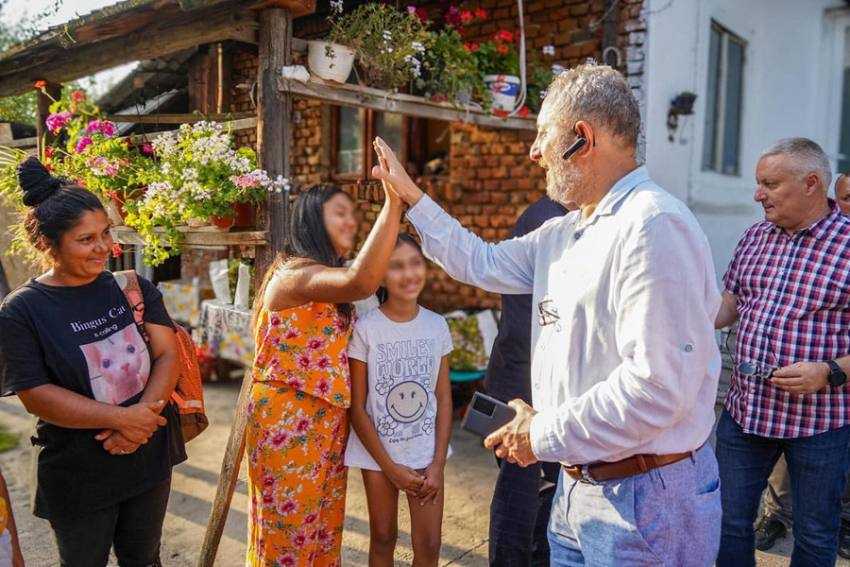 enache cu copiii Sursăî foto: FB PSD Arges.