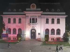 Ziua Mondială de Conștientizare Duchenne. Cădirea Primăriei Pitești, iluminată în culoarea roșu 1 Sursă foto: FB Primăria Municipiului Pitesti